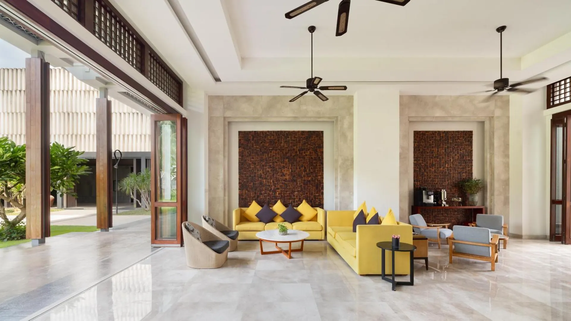*****  Отель Ramada Plaza By Wyndham Sanya Bay Китай