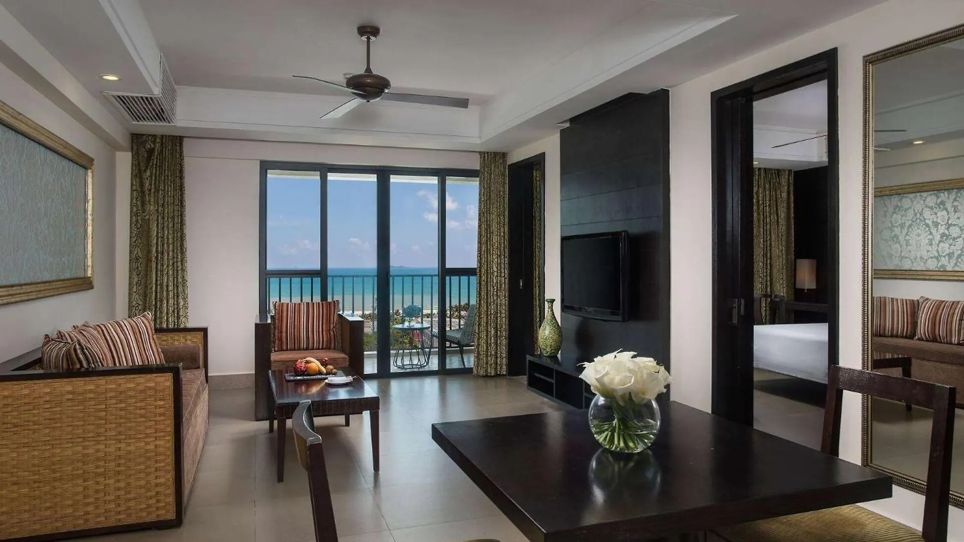 Отель Ramada Plaza By Wyndham Sanya Bay